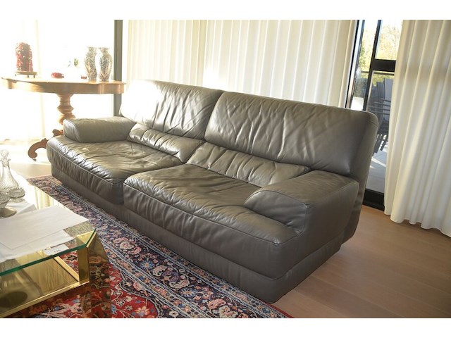 Moderne grijs lederen salon bestaande uit 3-2-1 zit, moderne rechthoekig glazen salontafel - afbeelding 14 van  14