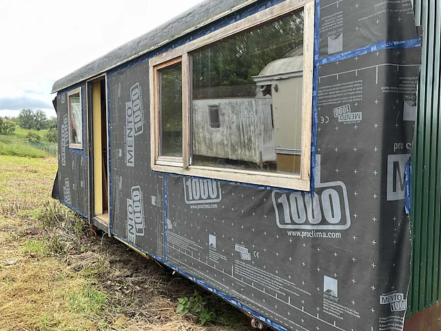 Moderne houten woonwagen / pipowagen - afbeelding 1 van  10