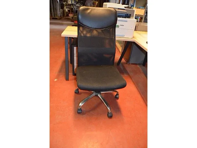 Moderne lichtkleurig l-vormig bureel zwart onderstel , ladenblok 3 laden, rolladeblok grijs 5 laden, rolbureelstoel zwart (3,4) - afbeelding 2 van  10
