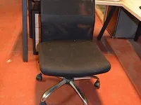 Moderne lichtkleurig l-vormig bureel zwart onderstel , ladenblok 3 laden, rolladeblok grijs 5 laden, rolbureelstoel zwart (3,4) - afbeelding 2 van  10
