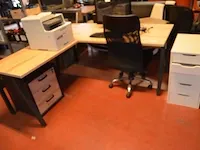 Moderne lichtkleurig l-vormig bureel zwart onderstel , ladenblok 3 laden, rolladeblok grijs 5 laden, rolbureelstoel zwart (3,4)