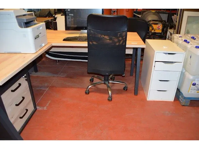 Moderne lichtkleurig l-vormig bureel zwart onderstel , ladenblok 3 laden, rolladeblok grijs 5 laden, rolbureelstoel zwart (3,4) - afbeelding 5 van  10