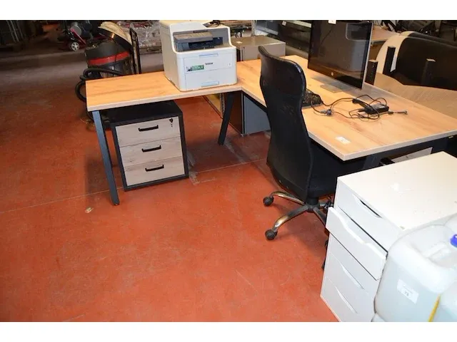 Moderne lichtkleurig l-vormig bureel zwart onderstel , ladenblok 3 laden, rolladeblok grijs 5 laden, rolbureelstoel zwart (3,4) - afbeelding 6 van  10