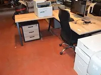 Moderne lichtkleurig l-vormig bureel zwart onderstel , ladenblok 3 laden, rolladeblok grijs 5 laden, rolbureelstoel zwart (3,4) - afbeelding 6 van  10