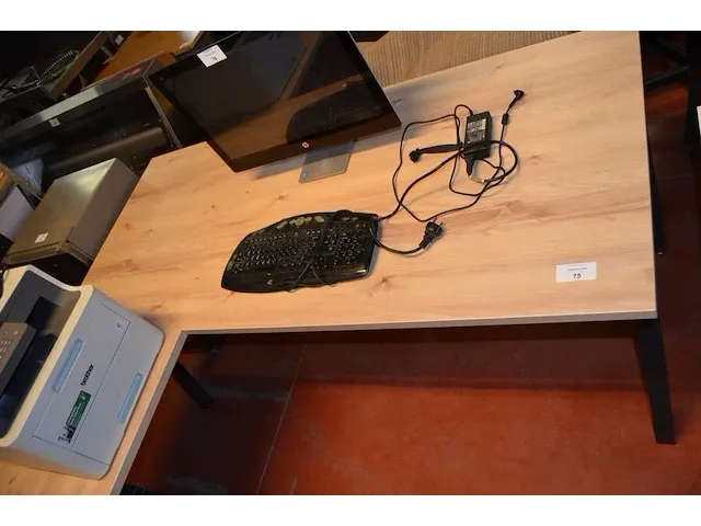 Moderne lichtkleurig l-vormig bureel zwart onderstel , ladenblok 3 laden, rolladeblok grijs 5 laden, rolbureelstoel zwart (3,4) - afbeelding 7 van  10