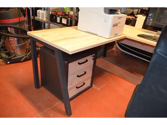 Moderne lichtkleurig l-vormig bureel zwart onderstel , ladenblok 3 laden, rolladeblok grijs 5 laden, rolbureelstoel zwart (3,4) - afbeelding 8 van  10