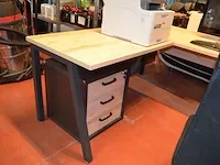 Moderne lichtkleurig l-vormig bureel zwart onderstel , ladenblok 3 laden, rolladeblok grijs 5 laden, rolbureelstoel zwart (3,4) - afbeelding 8 van  10