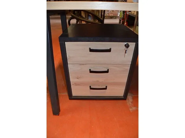 Moderne lichtkleurig l-vormig bureel zwart onderstel , ladenblok 3 laden, rolladeblok grijs 5 laden, rolbureelstoel zwart (3,4) - afbeelding 9 van  10
