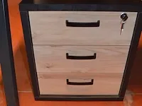 Moderne lichtkleurig l-vormig bureel zwart onderstel , ladenblok 3 laden, rolladeblok grijs 5 laden, rolbureelstoel zwart (3,4) - afbeelding 9 van  10