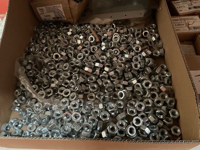 Moeren m10 en dozen schroeven - afbeelding 2 van  7