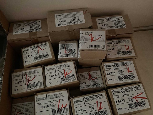 Moeren m10 en dozen schroeven - afbeelding 6 van  7