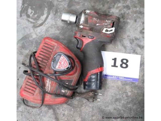 Moerenaanzetter milwaukee vv 2 batterijen en oplader, werking niet gekend - afbeelding 1 van  1
