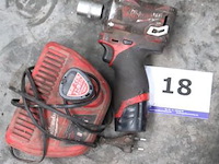 Moerenaanzetter milwaukee vv 2 batterijen en oplader, werking niet gekend