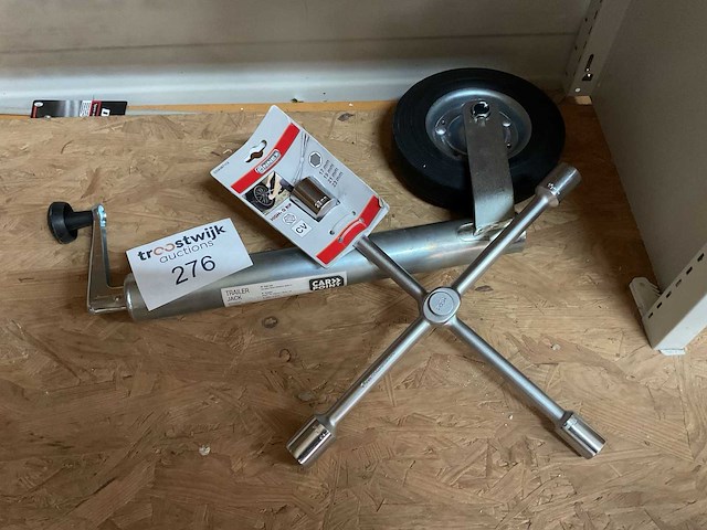Moersleutel en aanhangwagen wiel - afbeelding 1 van  5