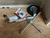 Moersleutel en aanhangwagen wiel - afbeelding 1 van  5