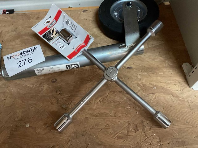 Moersleutel en aanhangwagen wiel - afbeelding 2 van  5