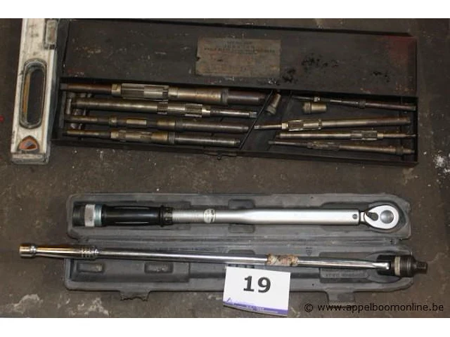 Momentsleutel plus zgn angle blade adjustable reamer set - afbeelding 1 van  3