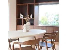 Mortex tafels en houten stoelen; ophaling bornem