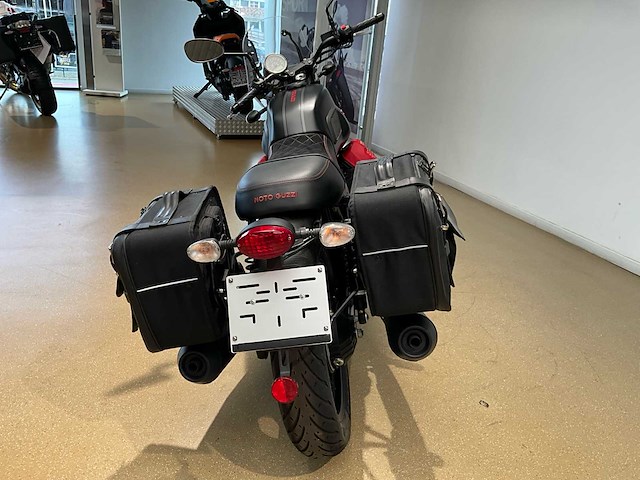 Moto guzzi v7 iii carbon limited versie n1061 carbon motorfiets - afbeelding 18 van  22