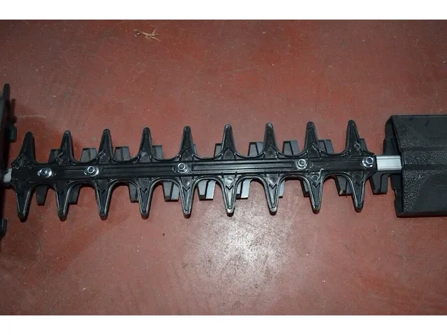 Motor heggeschaar powerplus powpg30110 22,2cc (zonder bougie) - afbeelding 7 van  8