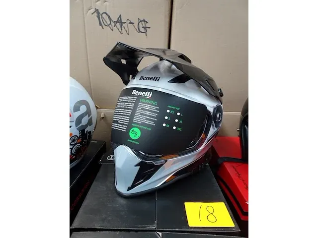 Motor helm benelli - afbeelding 1 van  2