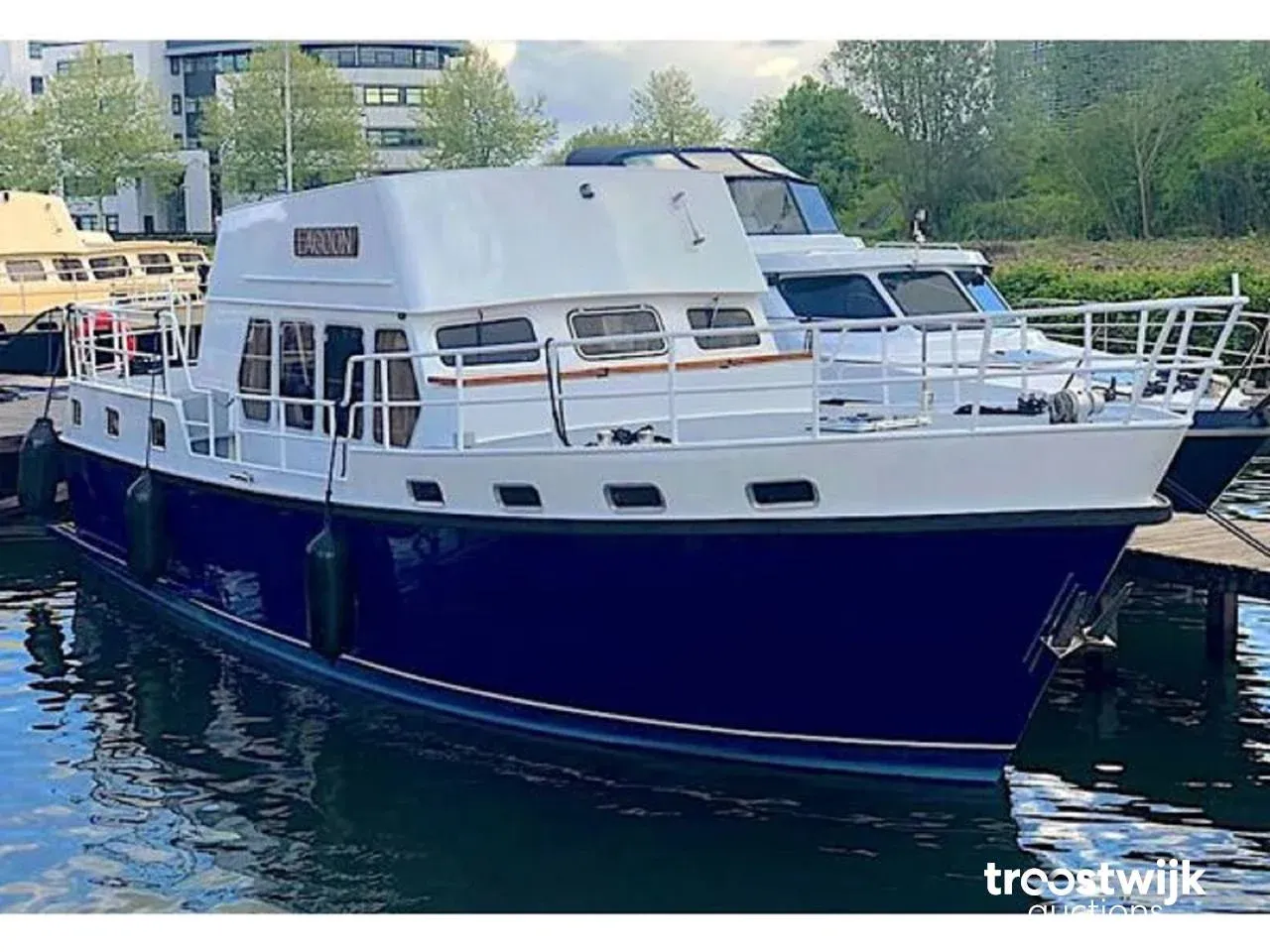 Motorboot, caravan, campers en bouwkraan