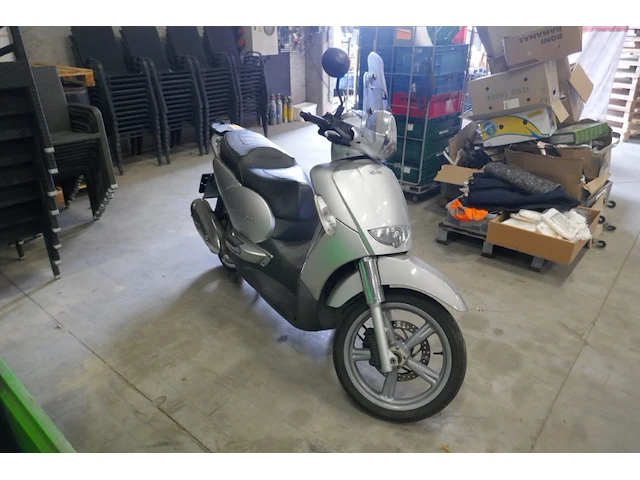 Motorfiets aprilia scarabeo 250 (2008 / zd4 vrb 002 8s 006 426) - afbeelding 8 van  15