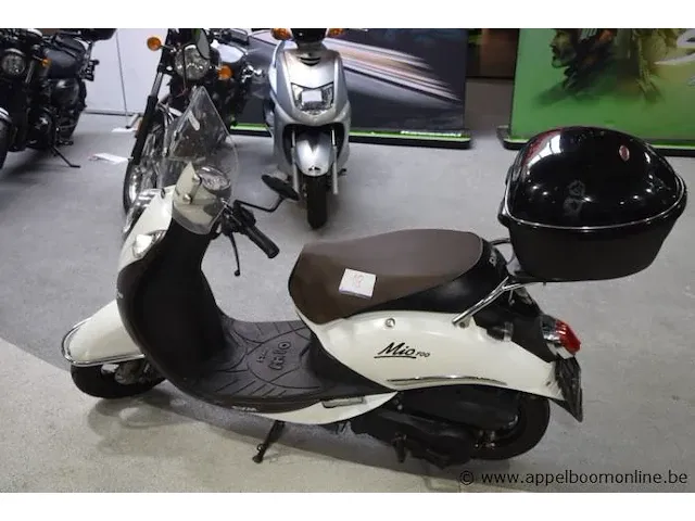 Motorfiets sym mio 100, 101cm³, 5,8kw,1ste inschr 20/11/14, 10568km, chassisnr rfghu10wyes0004041, kenteken i+ii, gelijkvormigheidsattest, 2 sleutels - afbeelding 1 van  9