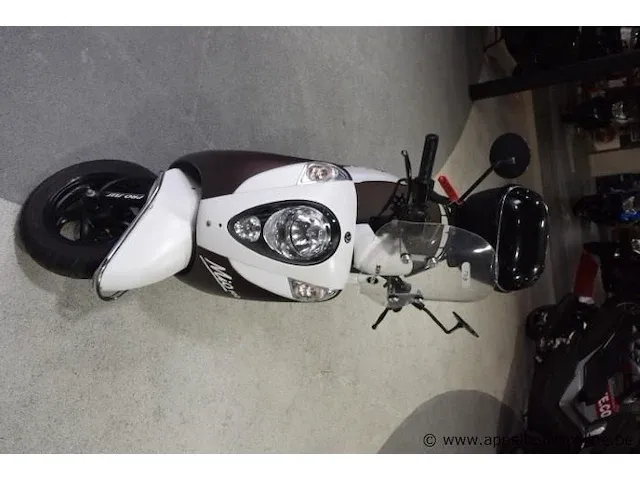 Motorfiets sym mio 100, 101cm³, 5,8kw,1ste inschr 20/11/14, 10568km, chassisnr rfghu10wyes0004041, kenteken i+ii, gelijkvormigheidsattest, 2 sleutels - afbeelding 2 van  9