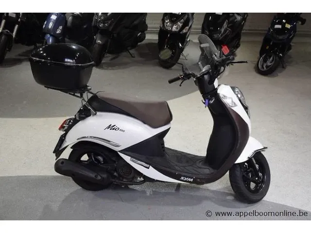 Motorfiets sym mio 100, 101cm³, 5,8kw,1ste inschr 20/11/14, 10568km, chassisnr rfghu10wyes0004041, kenteken i+ii, gelijkvormigheidsattest, 2 sleutels - afbeelding 3 van  9