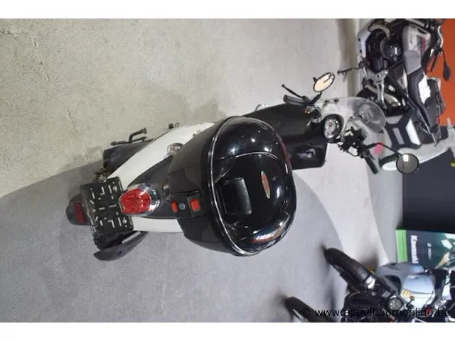 Motorfiets sym mio 100, 101cm³, 5,8kw,1ste inschr 20/11/14, 10568km, chassisnr rfghu10wyes0004041, kenteken i+ii, gelijkvormigheidsattest, 2 sleutels - afbeelding 4 van  9