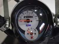 Motorfiets sym mio 100, 101cm³, 5,8kw,1ste inschr 20/11/14, 10568km, chassisnr rfghu10wyes0004041, kenteken i+ii, gelijkvormigheidsattest, 2 sleutels - afbeelding 5 van  9