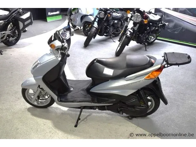 Motorfiets yamaha cygnusx, 125cm³, 8kw,1ste inschr 19/12/07, 2661km, chassisnr lprse081000506894, kenteken i+ii,gelijkvormigheidsattest, zonder sleutel - afbeelding 1 van  9