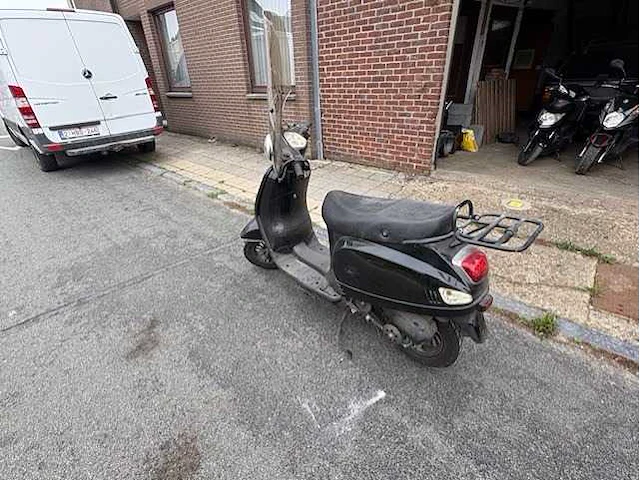 Motorised scooter - afbeelding 7 van  10
