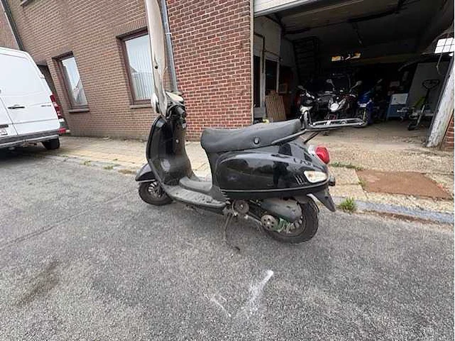 Motorised scooter - afbeelding 9 van  10