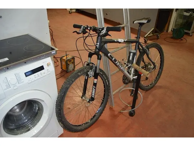 Mountainbike cube ltd1 zwart , voetpomp - afbeelding 3 van  9