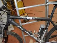 Mountainbike cube ltd1 zwart , voetpomp - afbeelding 7 van  9