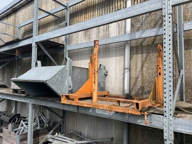 Muba - kipcontainer + kantelapparaat - various contractor materials - afbeelding 1 van  2