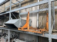 Muba - kipcontainer + kantelapparaat - various contractor materials - afbeelding 1 van  2