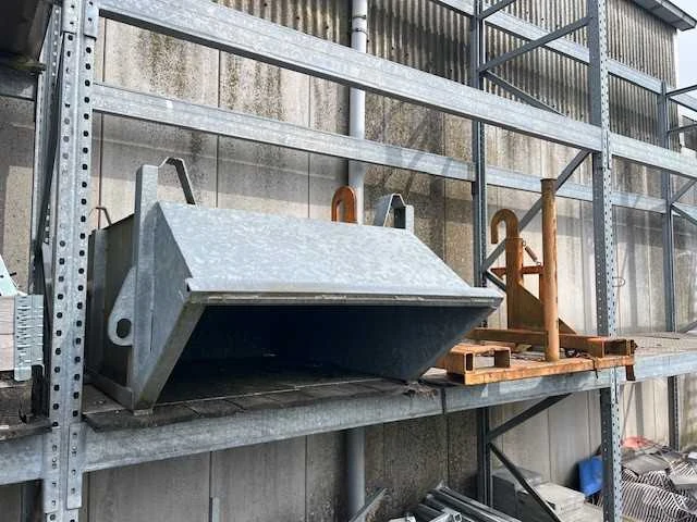 Muba - kipcontainer + kantelapparaat - various contractor materials - afbeelding 2 van  2