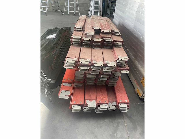 Multi-directionele layher compatibele houten plintenset - afbeelding 2 van  4