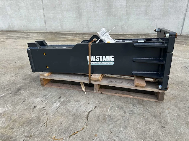 Mustang - 2025 - hm1002 - voorzetapparatuur - hydraulische hamer - mustang hm1002 - afbeelding 1 van  10