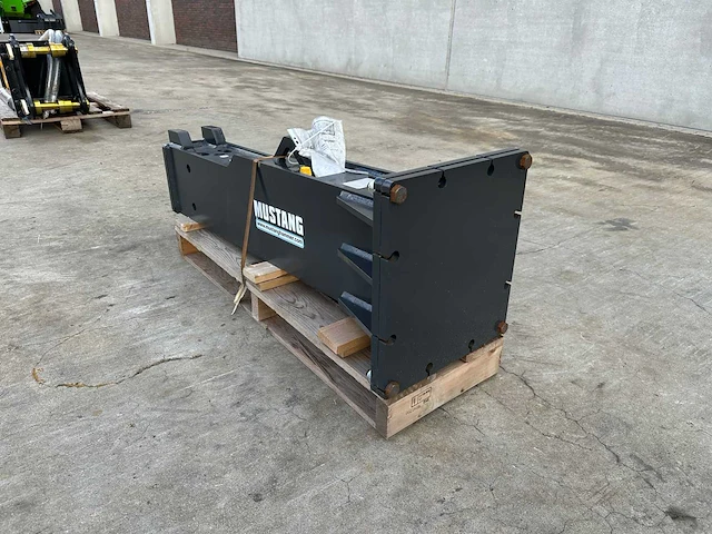 Mustang - 2025 - hm1002 - voorzetapparatuur - hydraulische hamer - mustang hm1002 - afbeelding 8 van  10