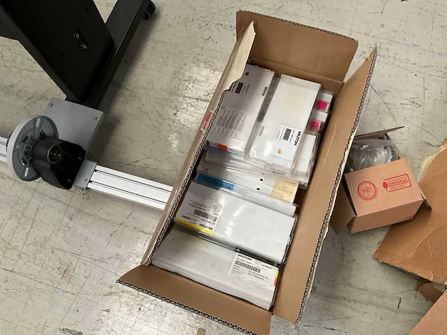 Mutoh vj-130e solvent printer + accessoires - afbeelding 4 van  13