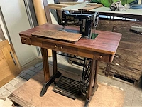 Naaimachine en schilderij - afbeelding 1 van  5