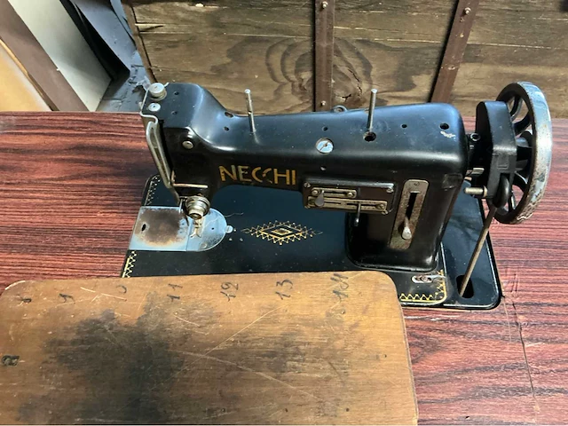 Naaimachine en schilderij - afbeelding 4 van  5