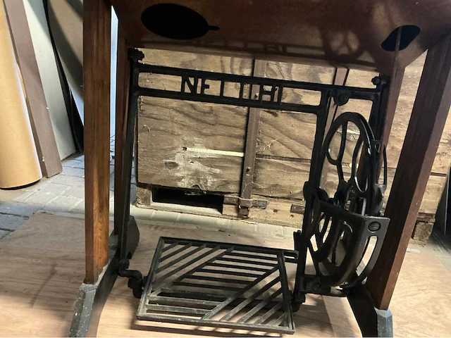 Naaimachine en schilderij - afbeelding 5 van  5
