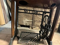 Naaimachine en schilderij - afbeelding 5 van  5