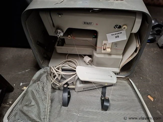 Naaimachine in koffer - afbeelding 1 van  3