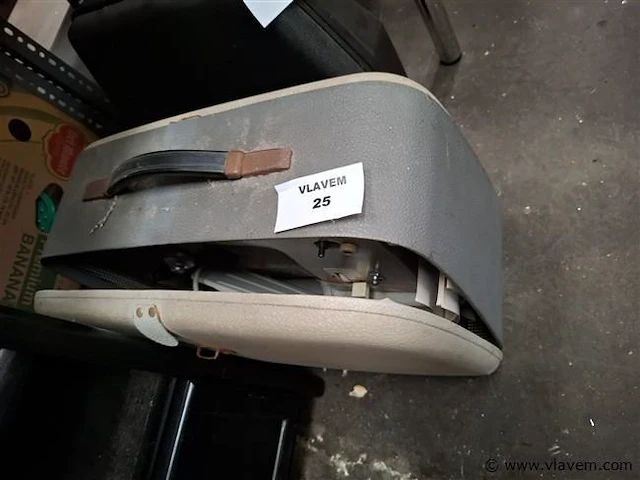 Naaimachine in koffer - afbeelding 3 van  3